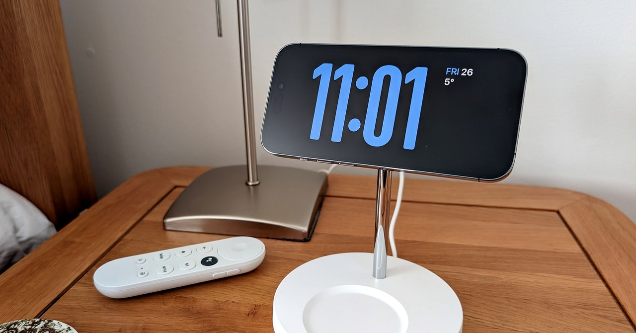 How to Use Your Phone as a Bedside Alarm Clock With StandBy and Bedtime Modes